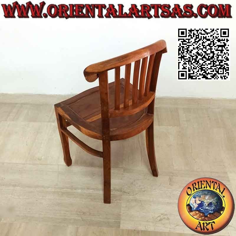 Silla de respaldo bajo con forma curva y listones de madera de teca