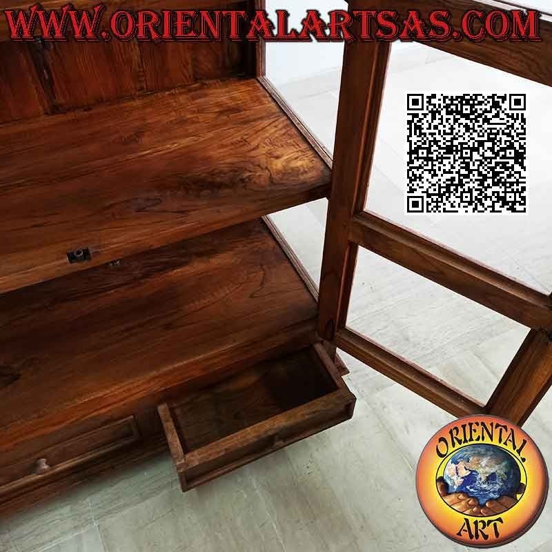 Lineare Vitrine mit perforiertem Blumendekor, mit zwei Türen und zwei Schubladen aus antikem Teakholz