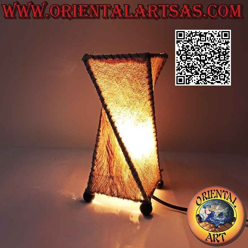 Lampe de table ethnique, "twist" avec une base carrée en Tapa ou Ngatu (écorce d'arbre) de 23 cm