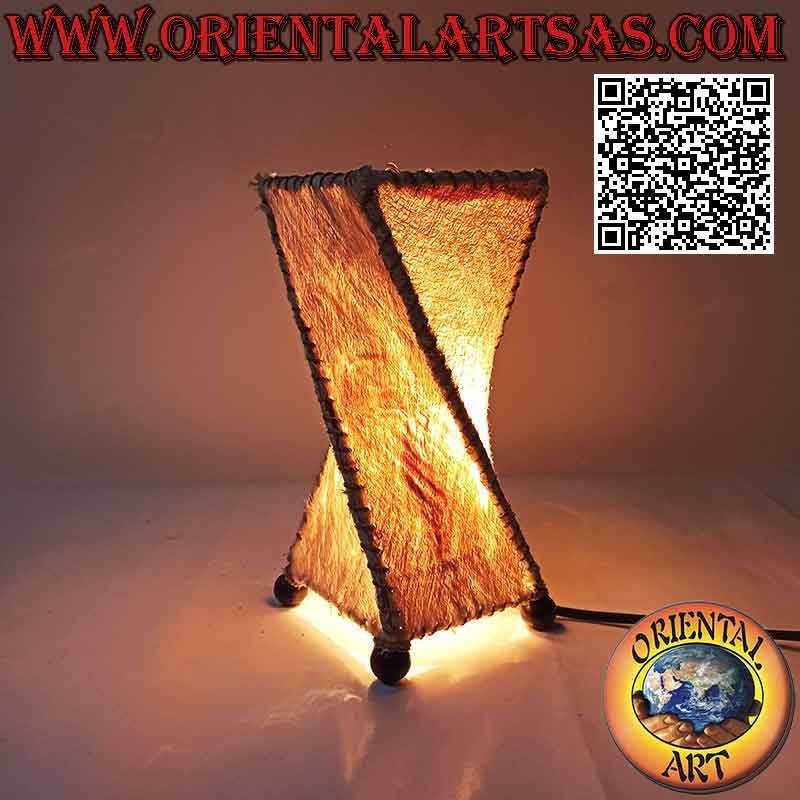 Lampada da tavolo etnica, "twist" a base quadrata in Tapa o Ngatu (corteccia d'albero) da 23 cm