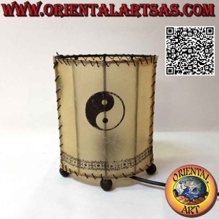 Lampada da tavolo etnica, "cilindro lineare" a base ellittica con yin yang dipinto, in pelle animale da 20 cm