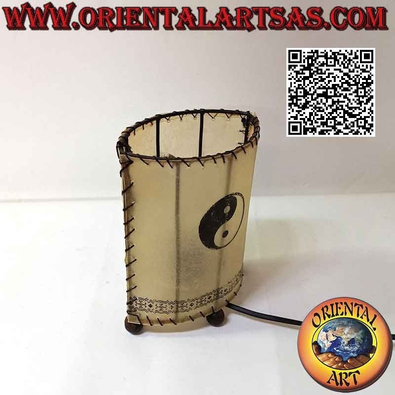 Lámpara de mesa étnica, "cilindro lineal" con base elíptica con yin yang pintado, en piel animal 20 cm