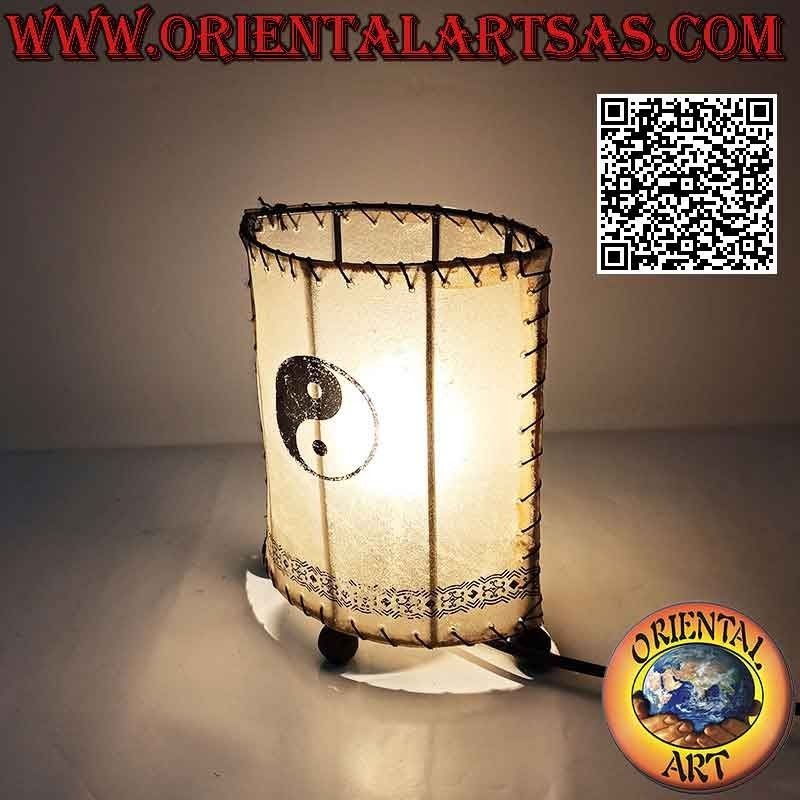 Lampe de table ethnique, "cylindre linéaire" à base elliptique avec yin yang peint, en peau de bête 20 cm