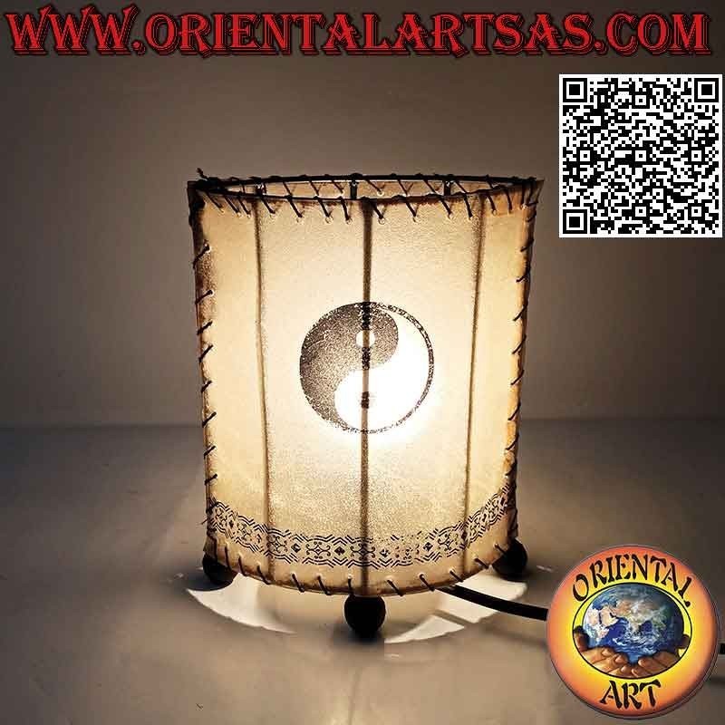 Lampada da tavolo etnica, "cilindro lineare" a base ellittica con yin yang dipinto, in pelle animale da 20 cm