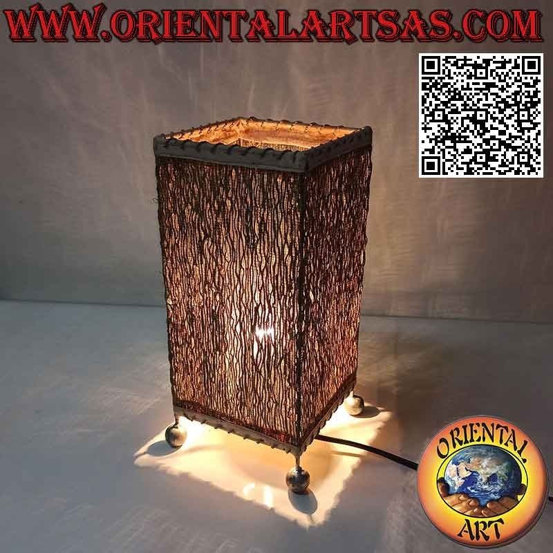 Lampada da tavolo etnica, "parallelepipedo lineare" a base quadrata in radice di sandalo da 28 cm