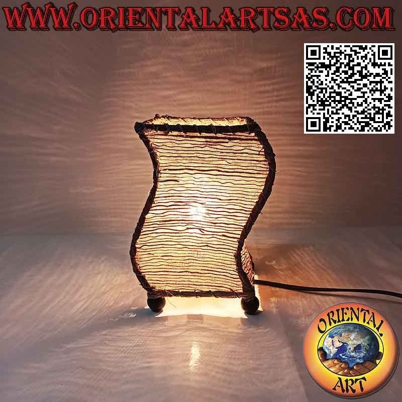Lampada da tavolo etnica, "onda a S" a base quadrata in radice di sandalo da 21 cm