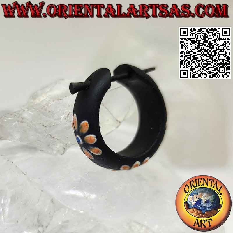 Orecchini a cerchio in legno scuro con fiori arancio dipinti da 22 mm.