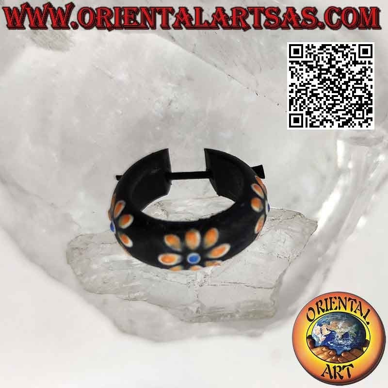 Orecchini a cerchio in legno scuro con fiori arancio dipinti da 22 mm.