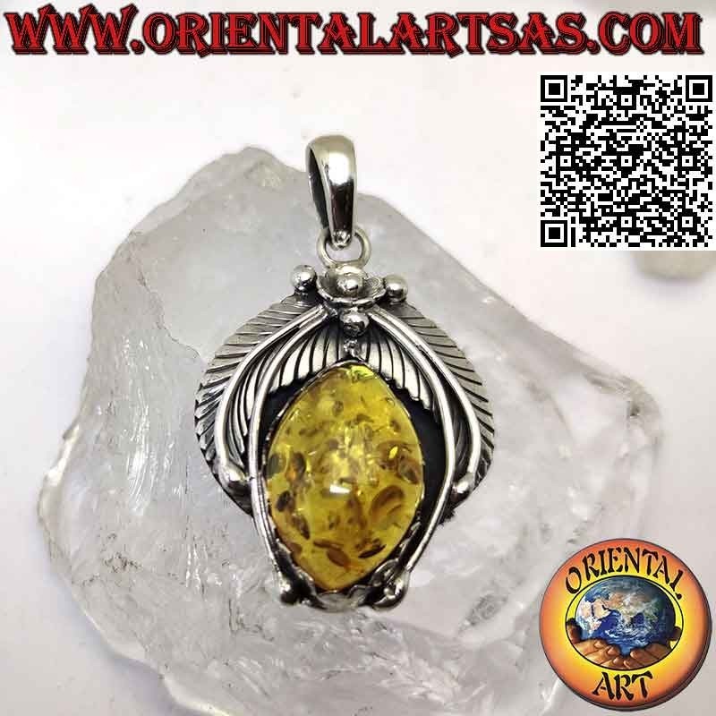 Ciondolo in argento 925‰    con grande ambra a navetta cabochon con corona di foglie e fiore centrale
