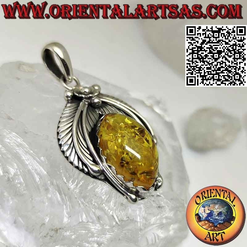 Ciondolo in argento 925‰    con grande ambra a navetta cabochon con corona di foglie e fiore centrale