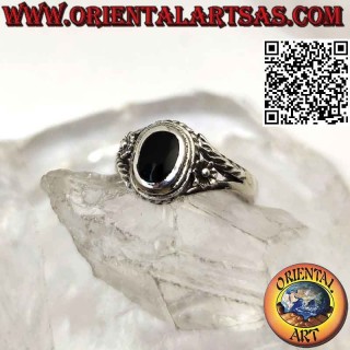 Silberring mit ovalem Onyx und Blume an den Seiten, klein