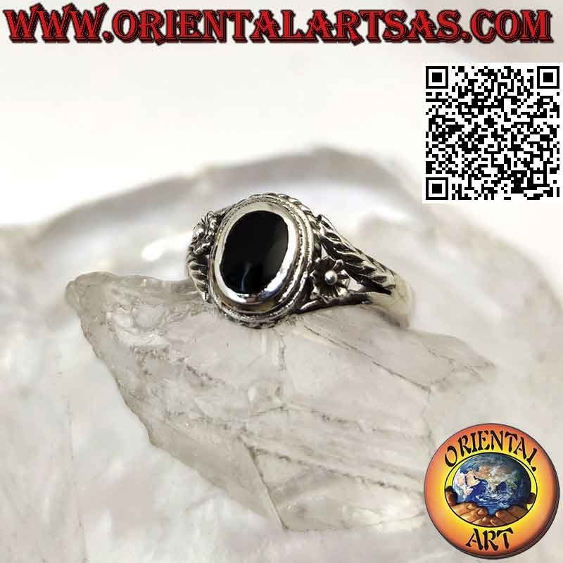 Anillo de plata con ónix ovalado y flor en los laterales, pequeño