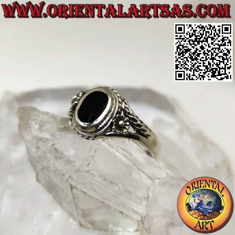 Anello in argento con onice ovale e fiore sui lati , piccolo