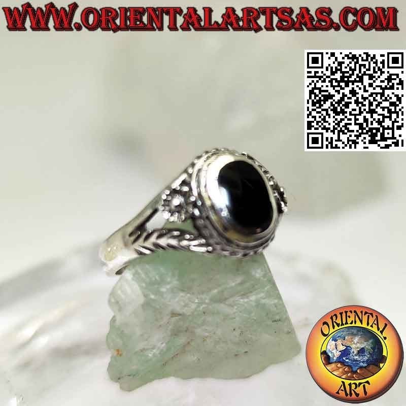 Anillo de plata con ónix ovalado y flor en los laterales, pequeño
