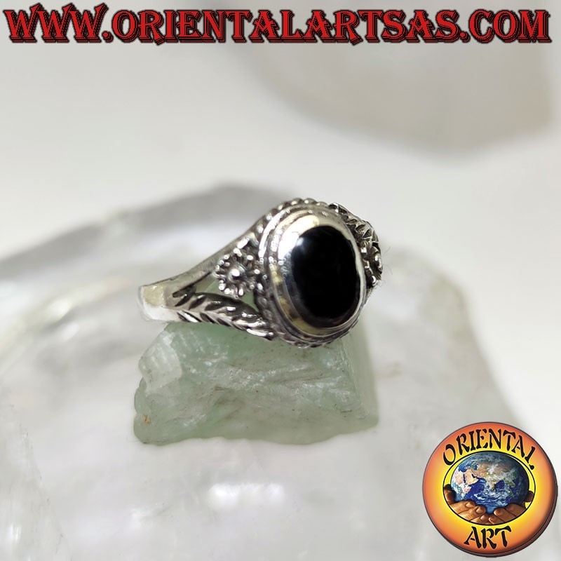 Anello in argento con onice ovale e fiore sui lati , piccolo
