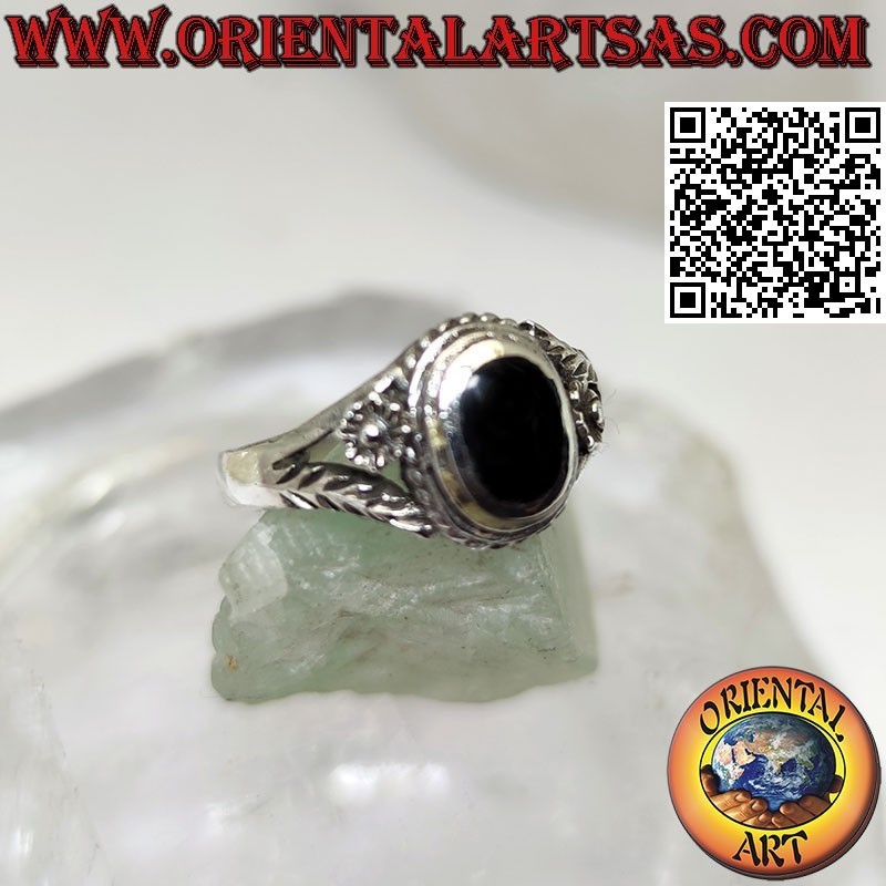 Anello in argento con onice ovale e fiore sui lati , piccolo