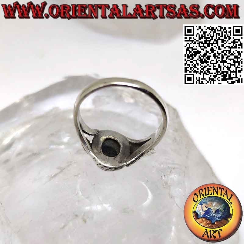 Silberring mit ovalem Onyx und Blume an den Seiten, klein