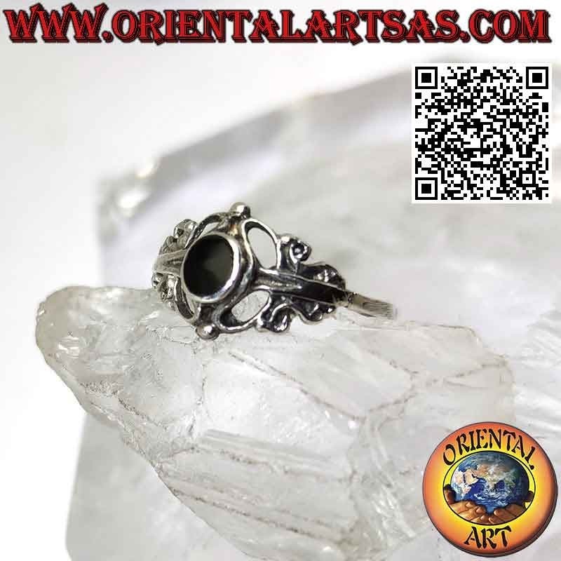 Anillo de plata con ónix redondo y adornos barrocos, pequeño