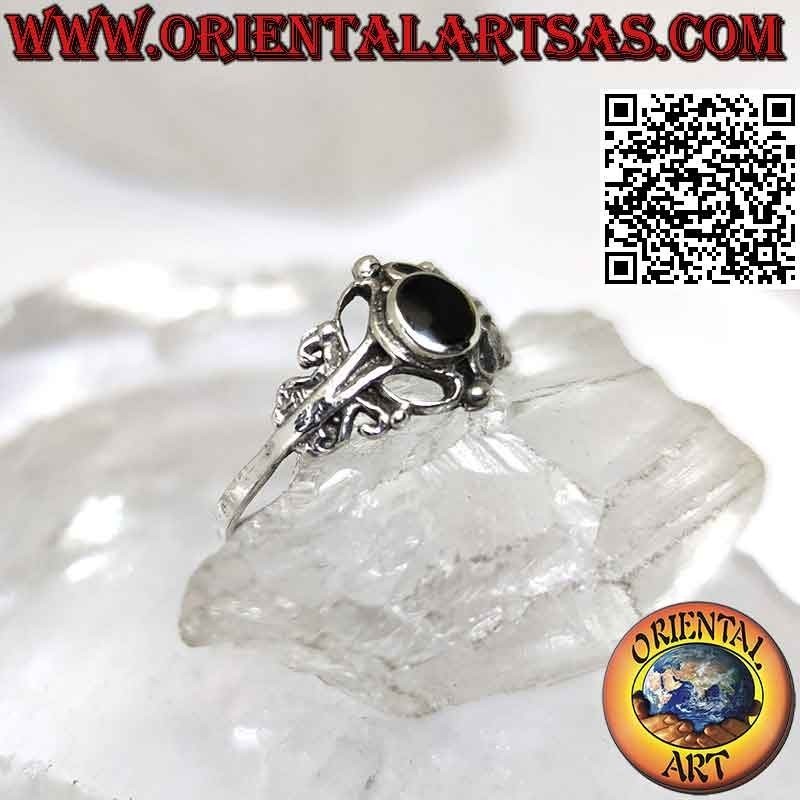 Anillo de plata con ónix redondo y adornos barrocos, pequeño