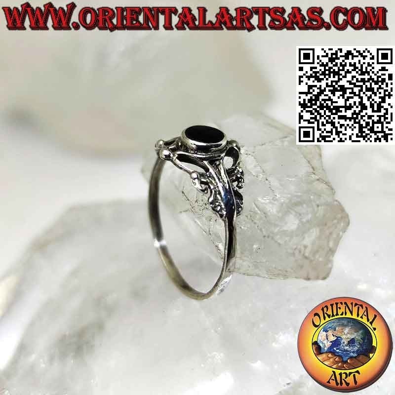 Anillo de plata con ónix redondo y adornos barrocos, pequeño