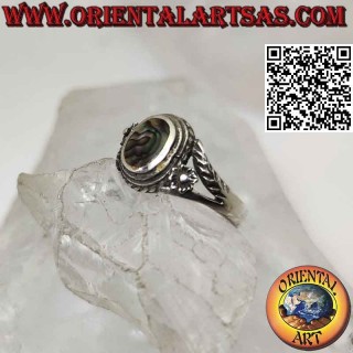 Anillo de plata con concha de paua ovalada (nácar) y flor a los lados, pequeño