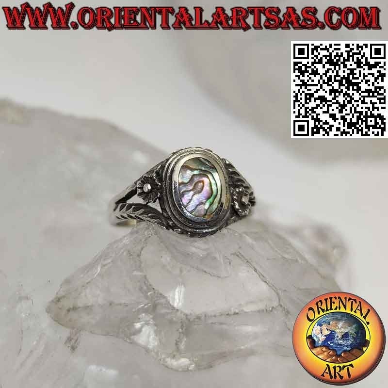 Silver ring with oval (mother of pearl) paua shell and flower on the sides, small