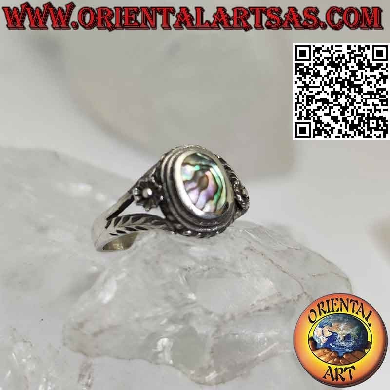 Silver ring with oval (mother of pearl) paua shell and flower on the sides, small