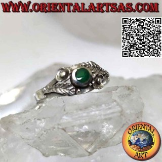 Silver ring with round green agate, asymmetrical flower and leaf decorations on the sides