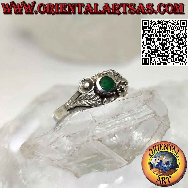 Anello in argento con agata verde tonda, decorazioni asimmetrici di fiore e foglia sui lati
