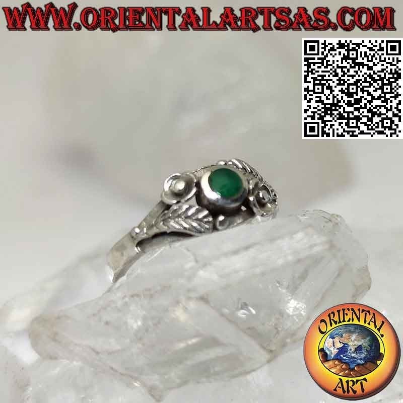 Silver ring with round green agate, asymmetrical flower and leaf decorations on the sides