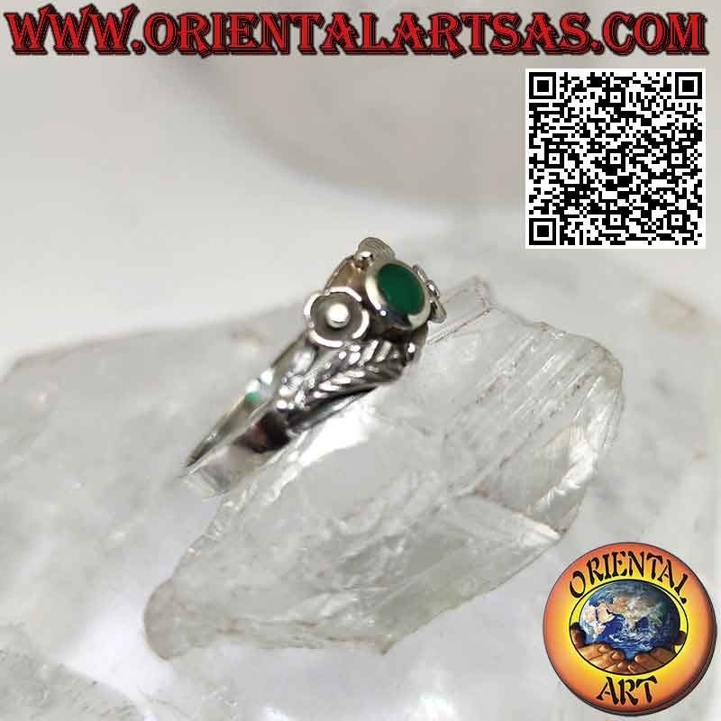 Silver ring with round green agate, asymmetrical flower and leaf decorations on the sides