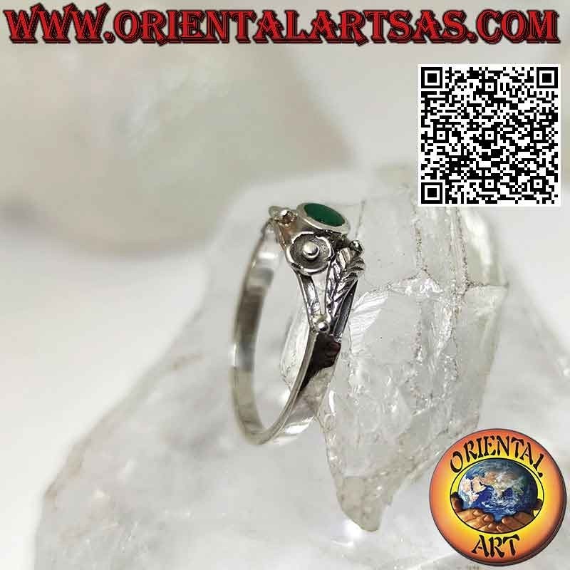 Anillo de plata con ágata verde redonda, adornos asimétricos de flores y hojas en los laterales
