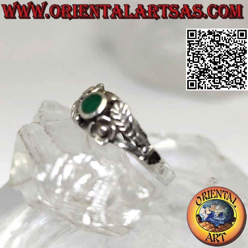 Anillo de plata con ágata verde redonda, adornos asimétricos de flores y hojas en los laterales