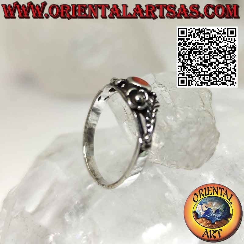 Anello in argento con Corniola tonda, decorazioni asimmetrici di fiore e foglia sui lati