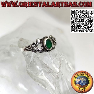 Bague en argent avec agate verte ovale et décorée de deux feuilles des deux côtés
