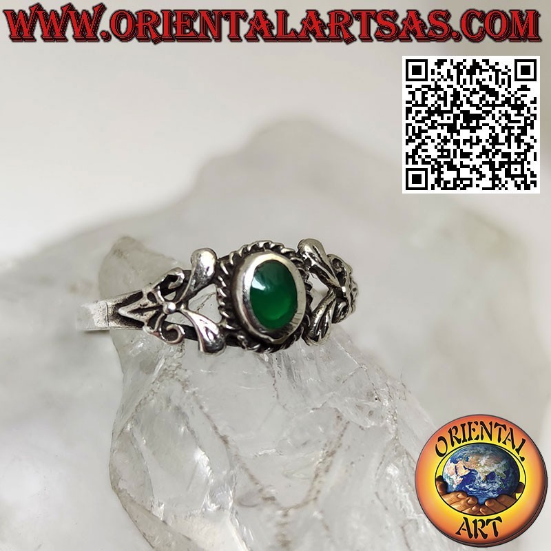 Anillo de plata con ágata verde ovalada y decorado con dos hojas por ambas caras