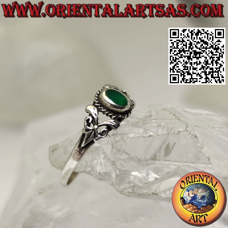 Bague en argent avec agate verte ovale et décorée de deux feuilles des deux côtés