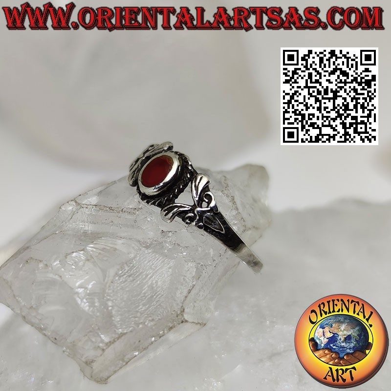 Anillo de plata con cornalina ovalada y decorado con dos hojas por ambos lados