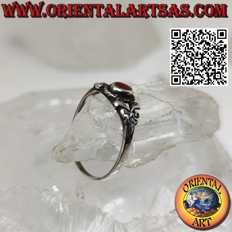 Anello in argento con corniola ovale e decorato con due foglie sui untrambi i lati