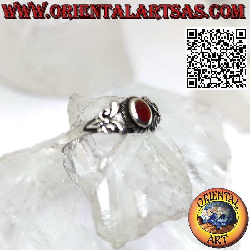 Anello in argento con corniola ovale e decorato con due foglie sui untrambi i lati