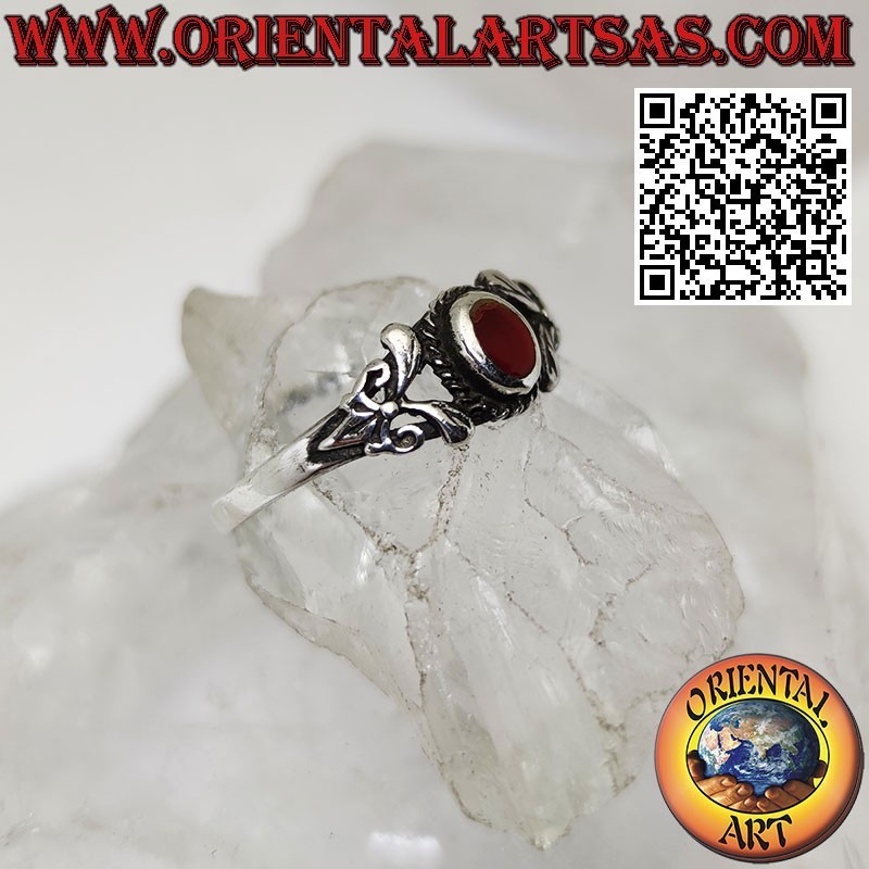 Anillo de plata con cornalina ovalada y decorado con dos hojas por ambos lados