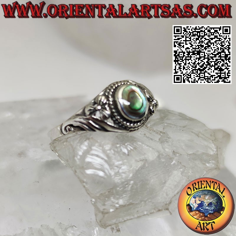 Anello in argento con abalone paua shell e decorato con un fiore di lilla sui untrambi i lati
