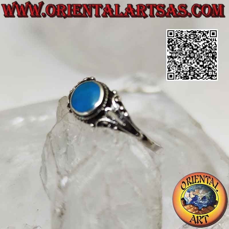 Bague en argent avec turquoise ronde entourée d'entrelacs et décoration florale en filigrane sur les côtés