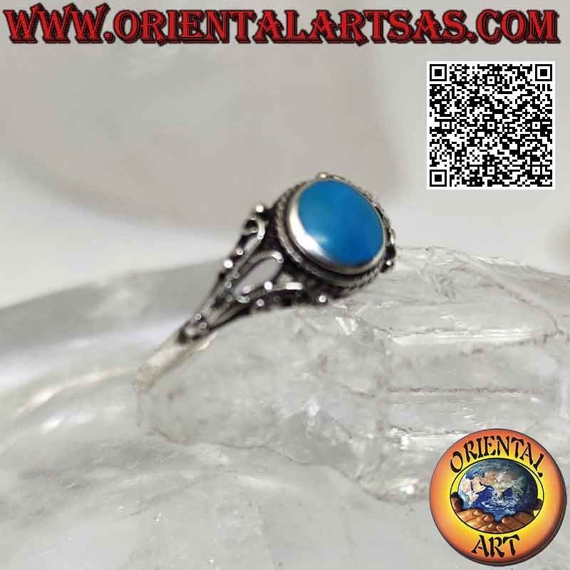 Bague en argent avec turquoise ronde entourée d'entrelacs et décoration florale en filigrane sur les côtés