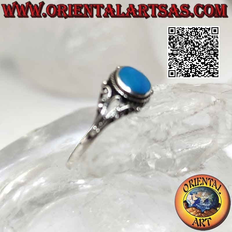 Anello in argento con turchese tondo contornato da intreccio e decorazione floreale a filigrana sui lati