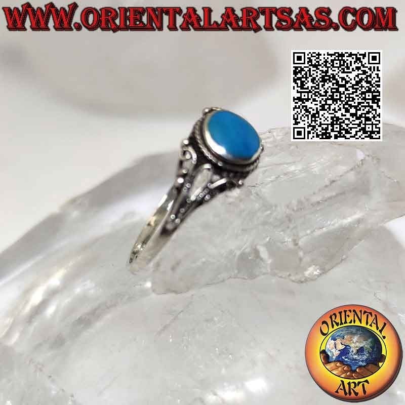Anello in argento con turchese tondo contornato da intreccio e decorazione floreale a filigrana sui lati