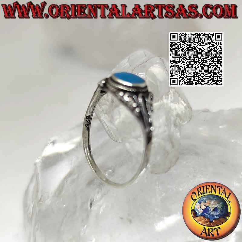 Bague en argent avec turquoise ronde entourée d'entrelacs et décoration florale en filigrane sur les côtés