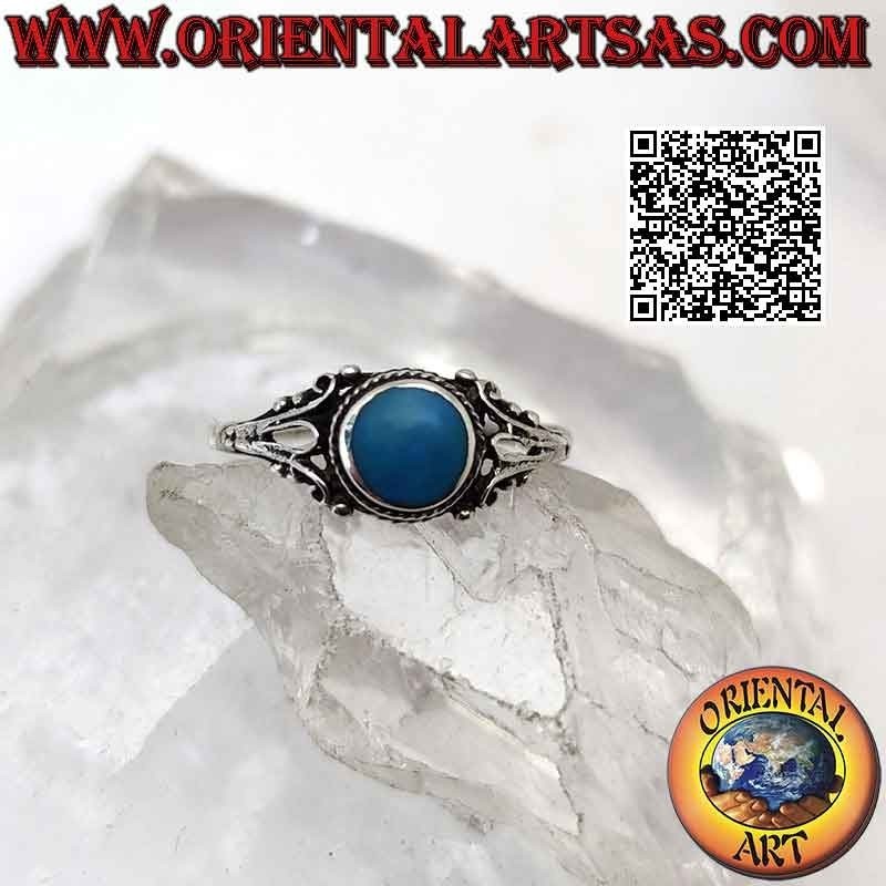 Anello in argento con turchese tondo contornato da intreccio e decorazione floreale a filigrana sui lati