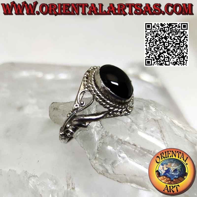 Anello in argento con onice ovale cabochon contornato da palline e decoro floreale filiforme sui lati