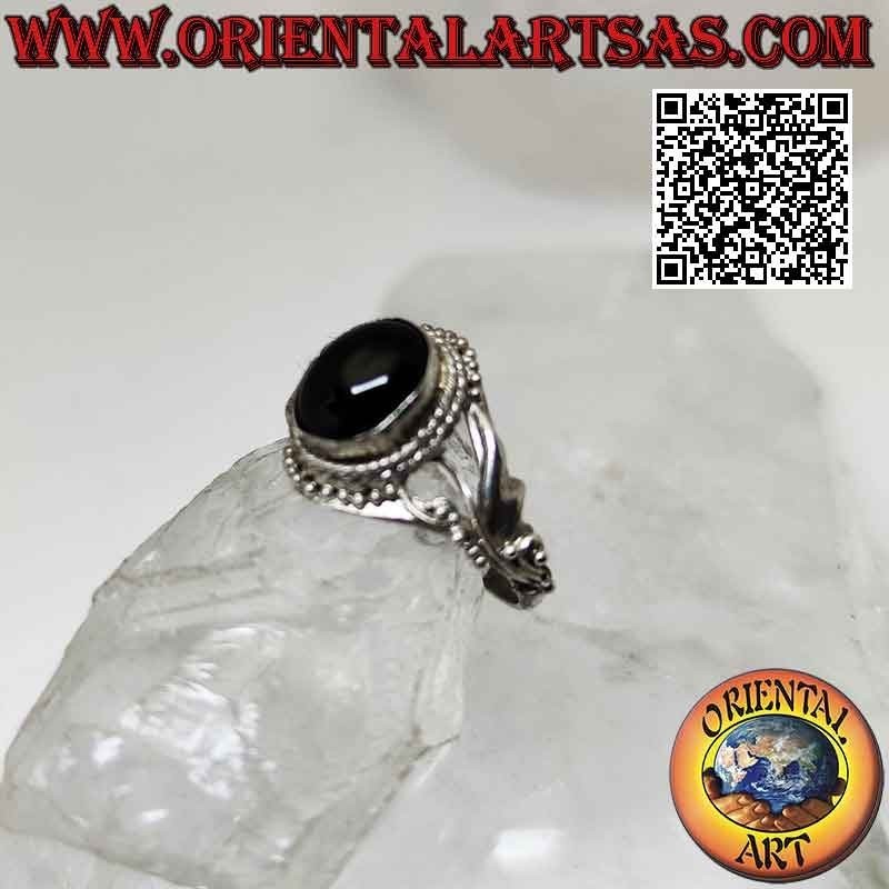 Bague en argent avec cabochon ovale en onyx entouré de boules et décor floral filiforme sur les côtés